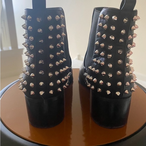 Size 8 black Steve Madden booties leather. Great condition. No marks or scuffs - Picture 2 of 4